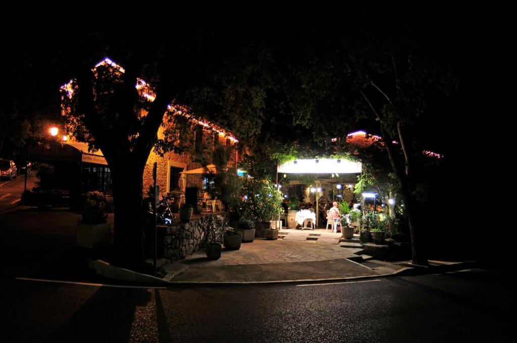 Les Pins Restaurant Et Chambre D'Hotes Сіян-ла-Каскад Екстер'єр фото